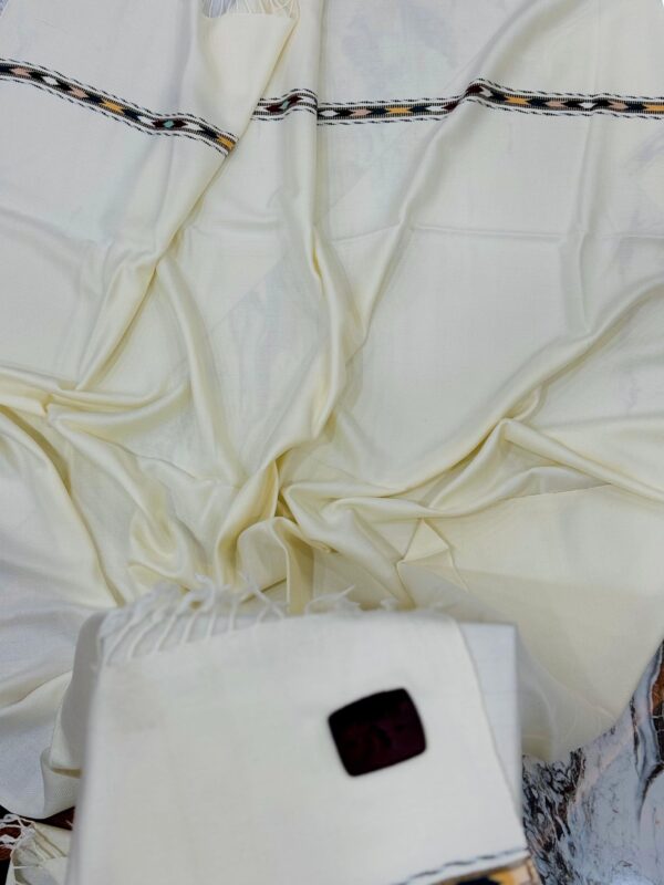 Premium Quality Off White Single Border Woolen Shawl - Image 6