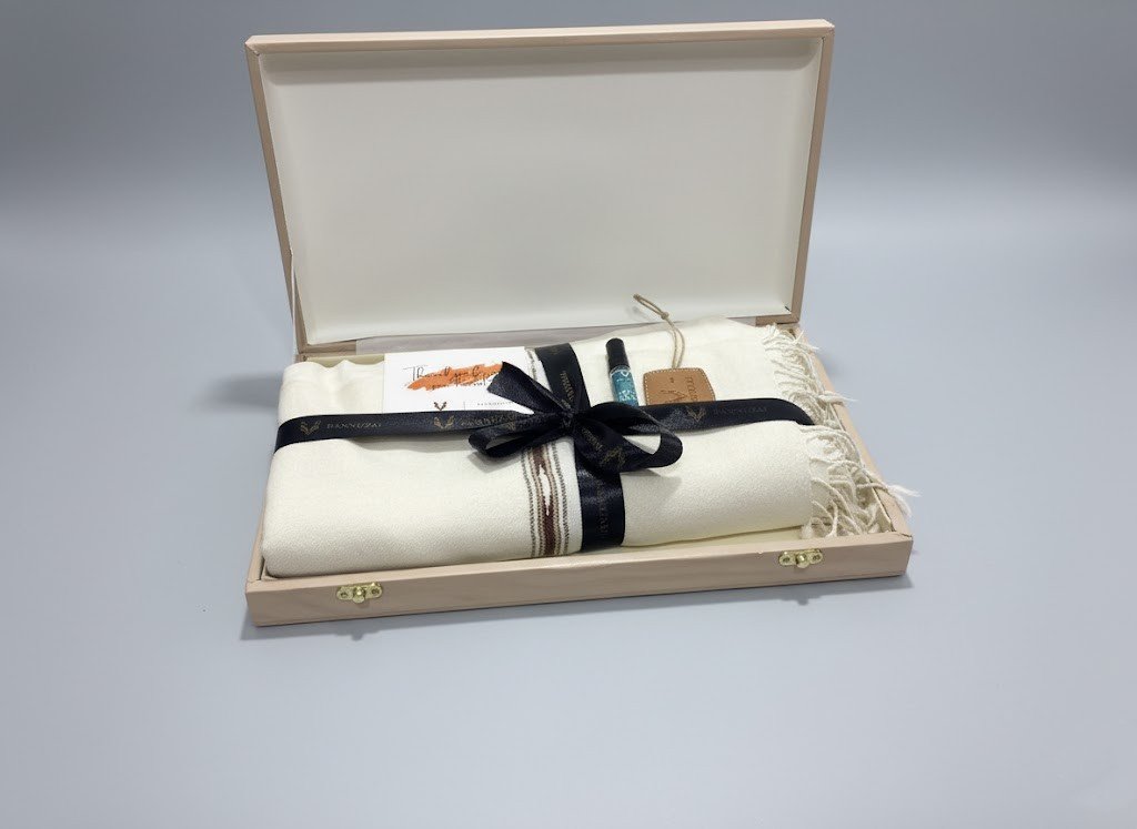 Bannuzai Premium Quality OFF-White Pure Woollen Shawl - Image 3